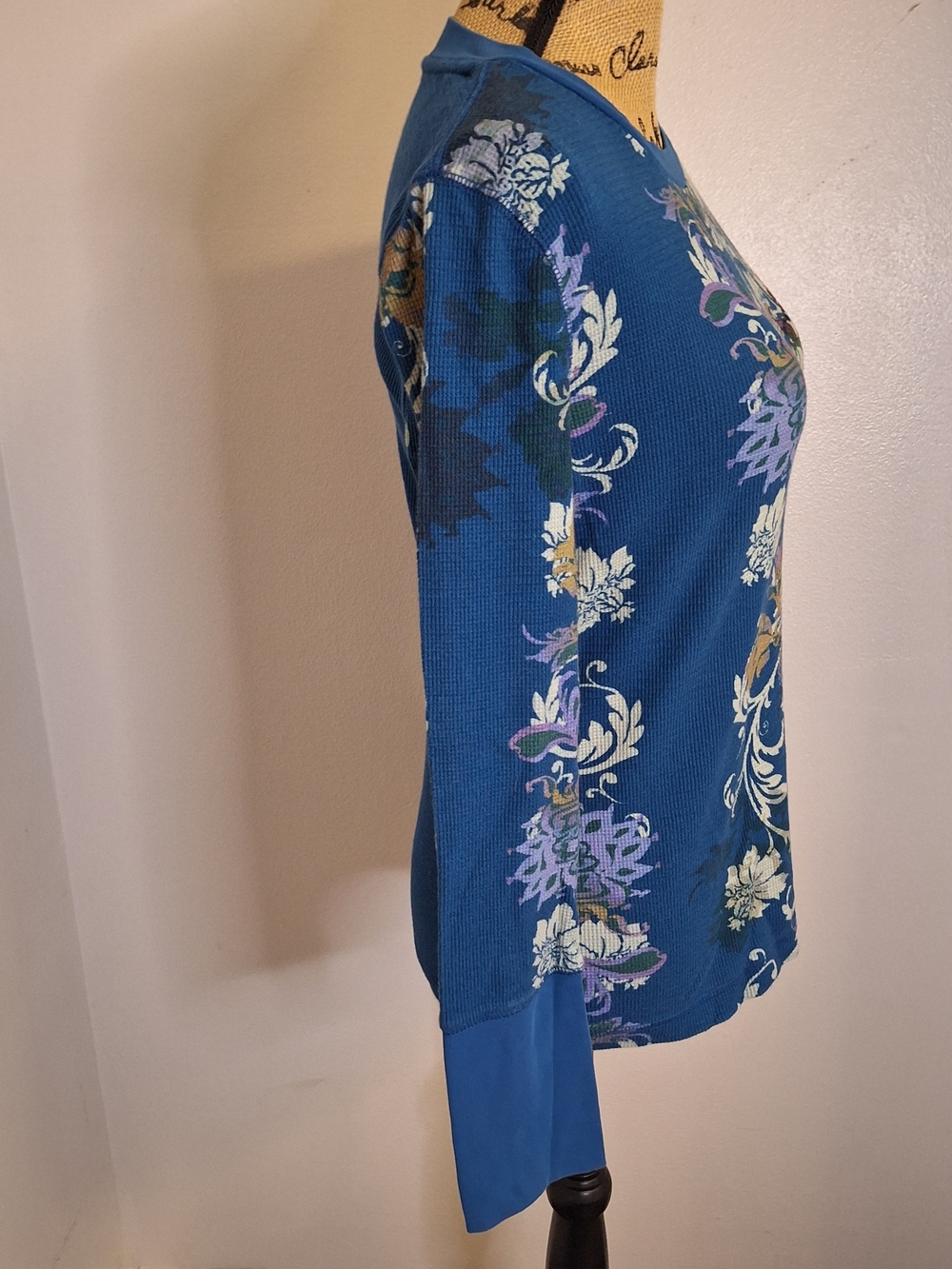 Sundance Blue Floral Long-Sleeve Thermal Top Size Medium - Picture 3 of 11